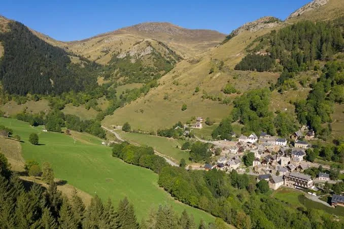 18 sentiers de randonnée balisés, près de la Maison du Coué