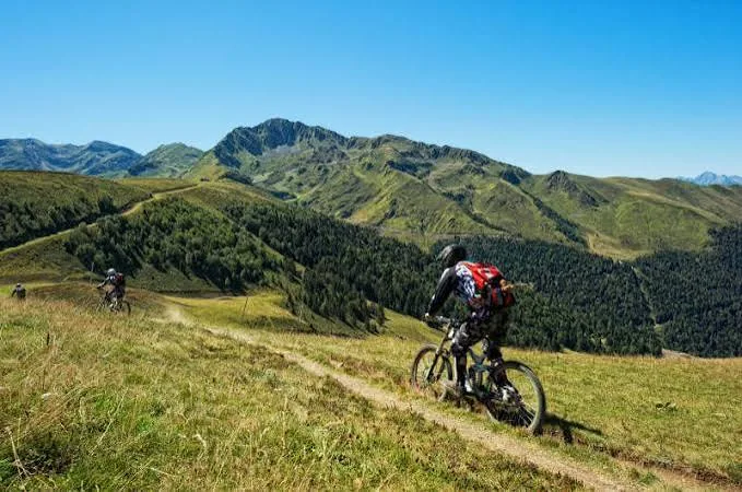 VTT sur une crête des Pyrénées, face aux sommets du Comminges