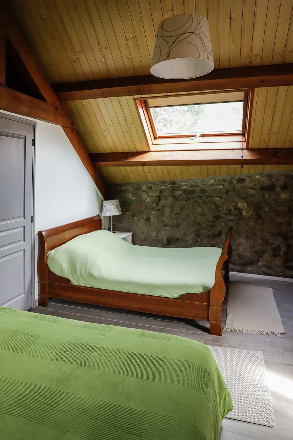 Chambre sous velux, lumineuse le matin