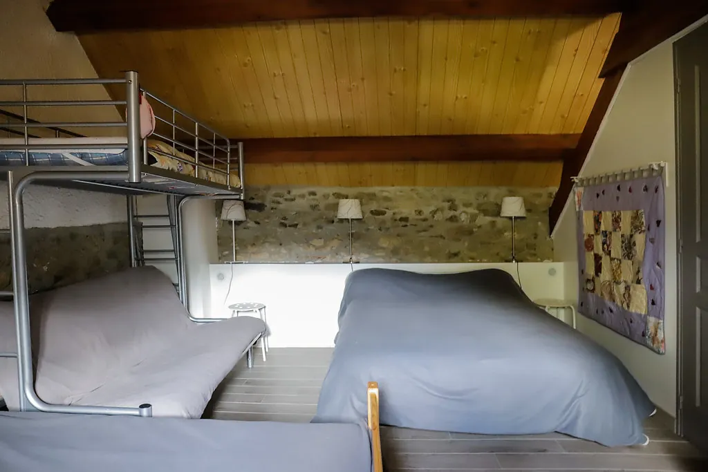 Chambre familiale : lits simples et lit superposé en mezzanine
