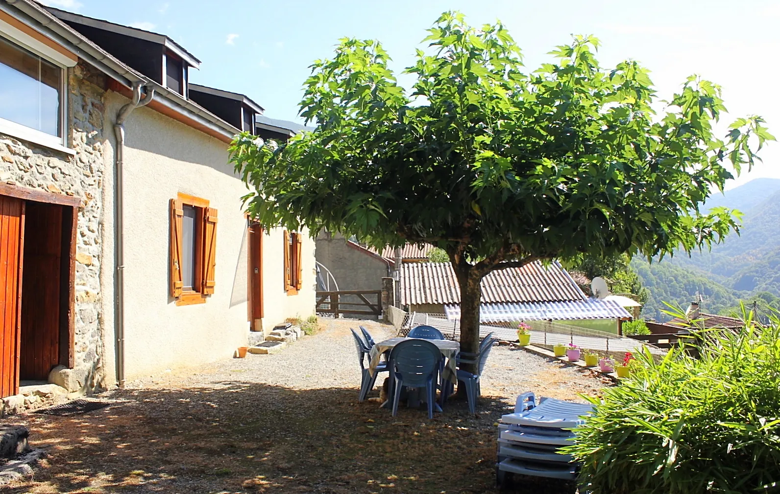 La Maison du Coué et son jardin face aux montagnes du Cagire