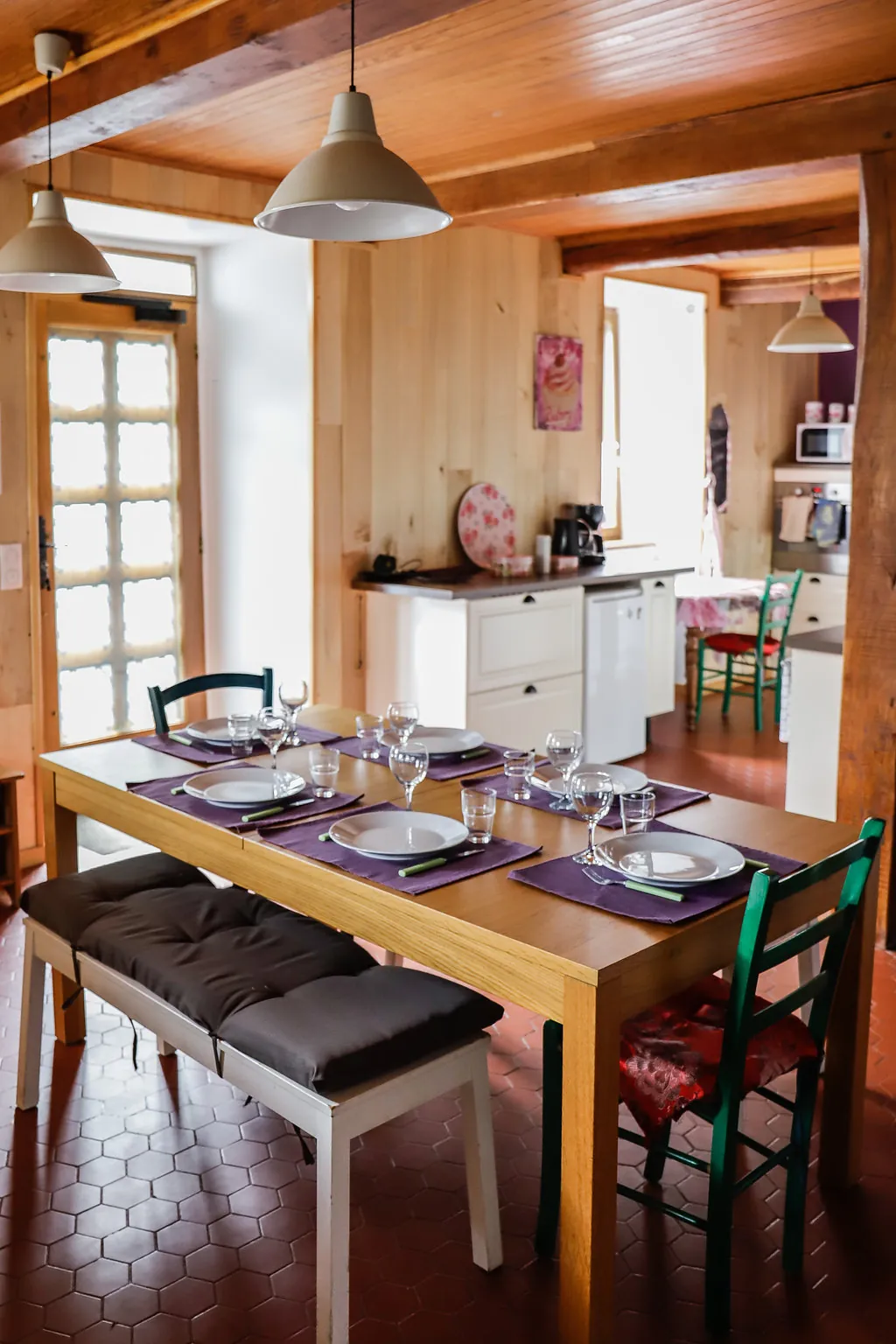 La grande table conviviale, ouverte sur la cuisine