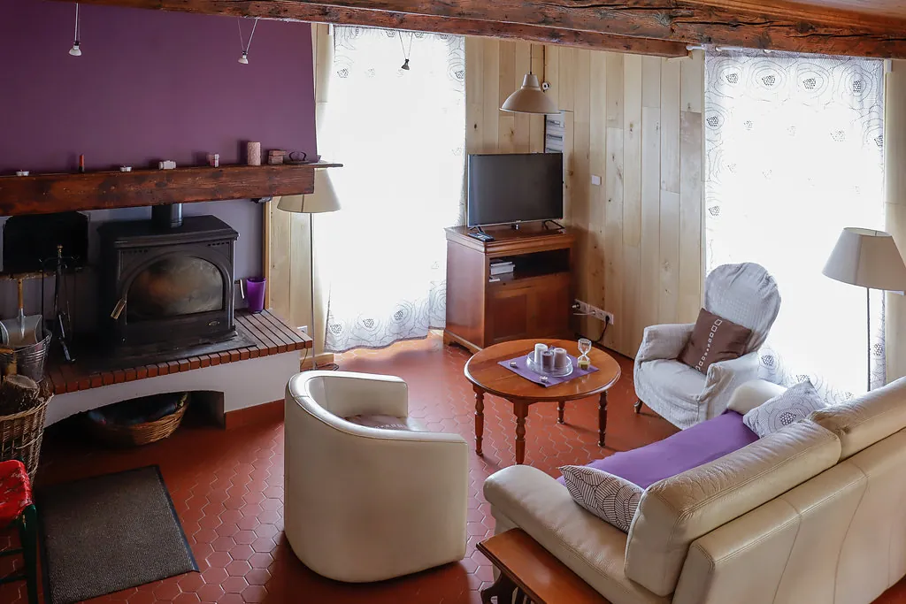 Le coin salon et son poêle à bois