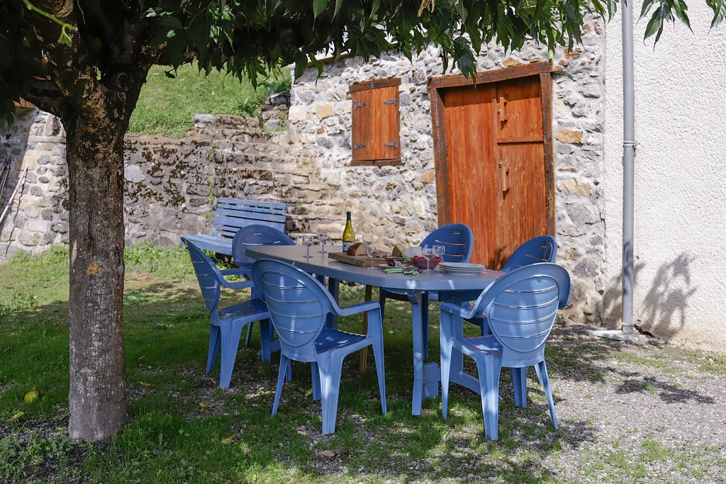 Le salon de jardin sous l'abri de pierre