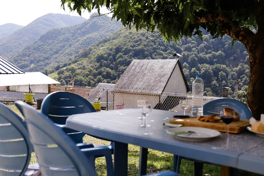 La terrasse, table dressée face aux sommets